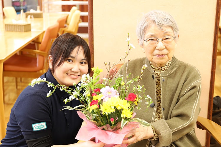 完成したフラワーアレンジメントと記念撮影