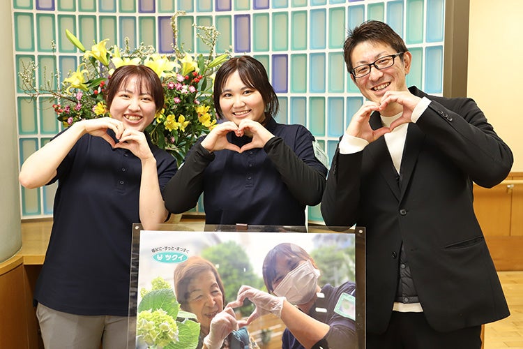 大泊さんを囲む五十田さん(写真左)と大胡さん(写真右)