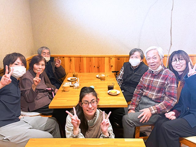 村松さんを囲むツクイ甲府国母のお客様とスタッフ