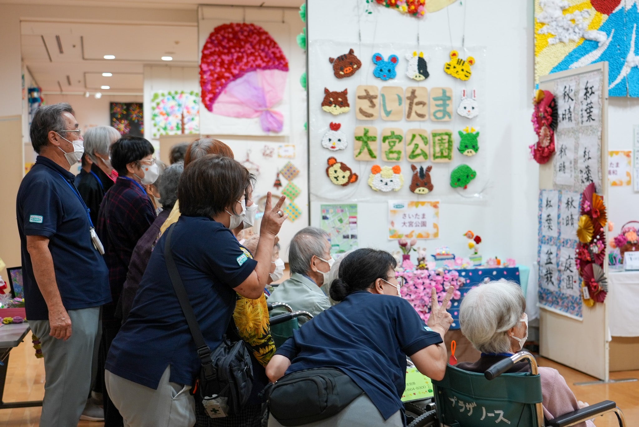 お気に入りの作品を前に記念撮影