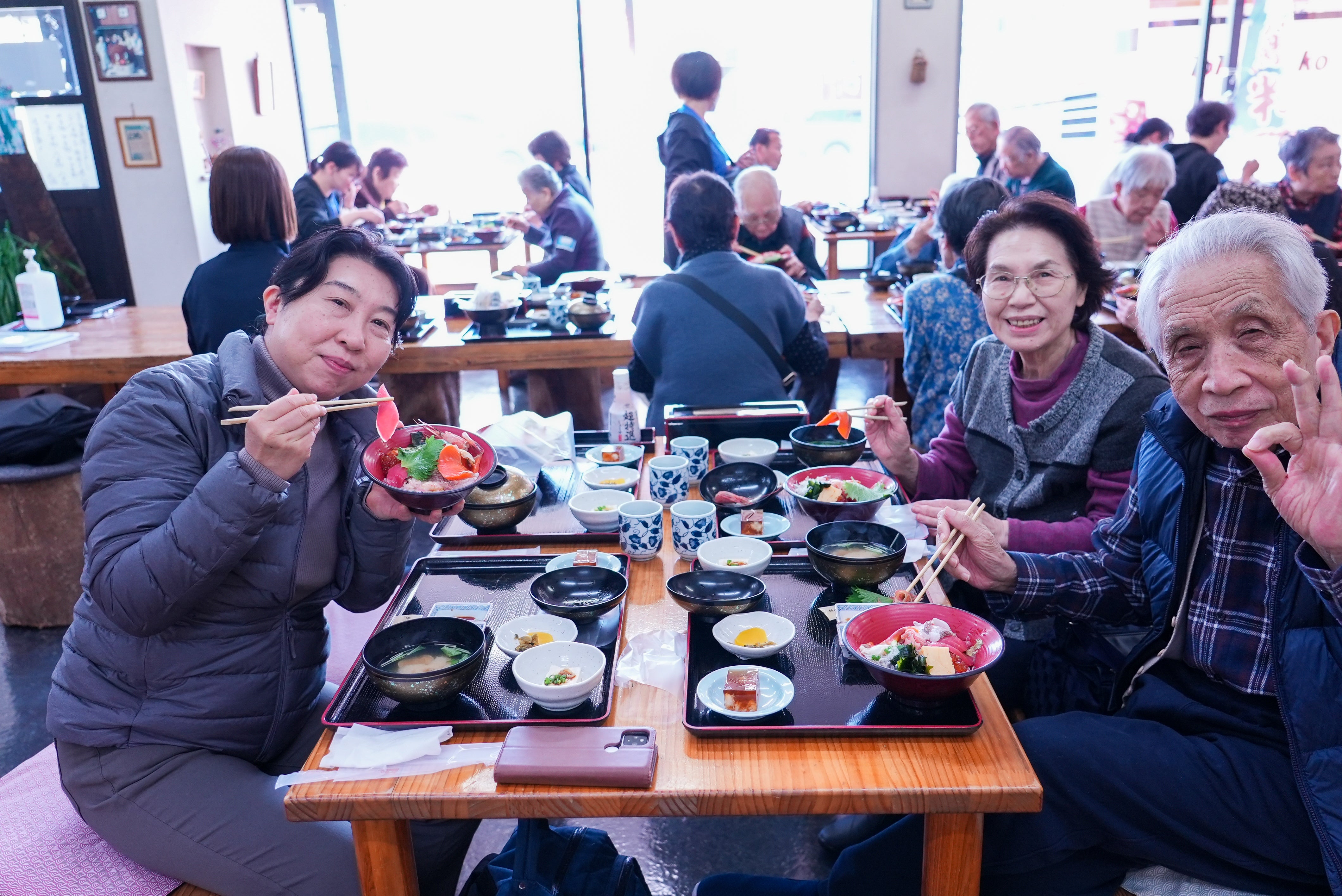 ご家族も同行され、にぎやかな昼食の時間