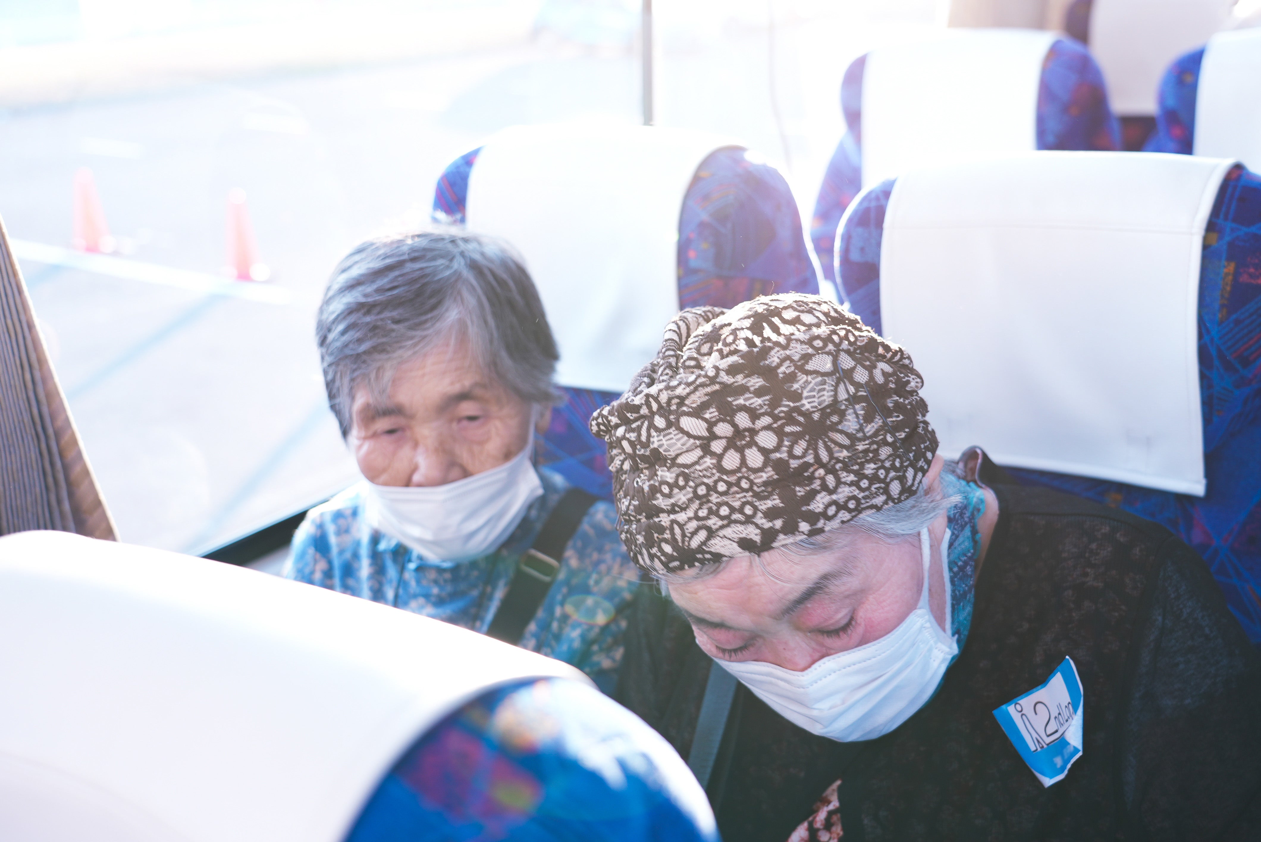 皆様「よそいき」の装いで集合し、バスに乗り込みました