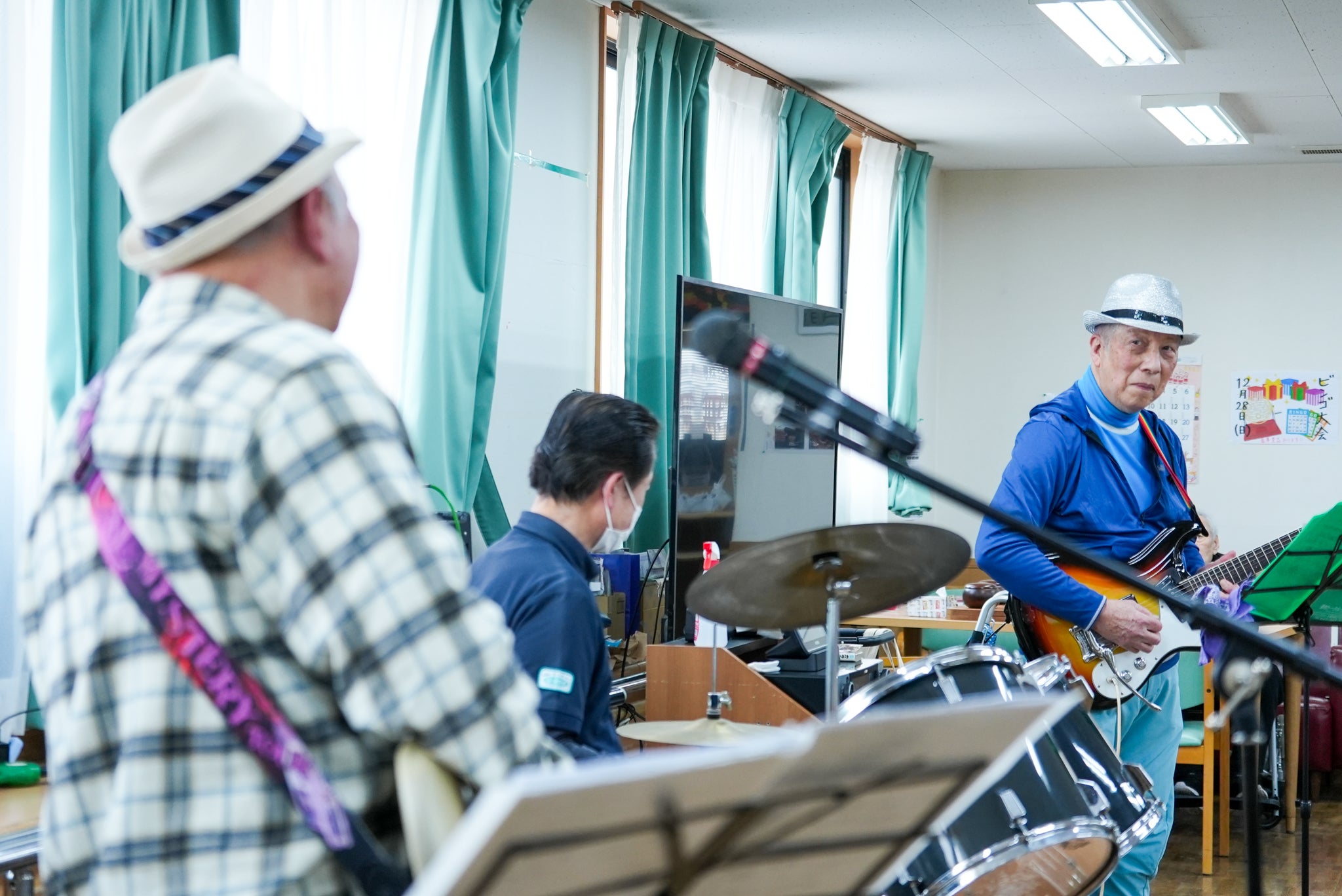 演奏中は目を合わせながら、息ぴったりのステージをお届け