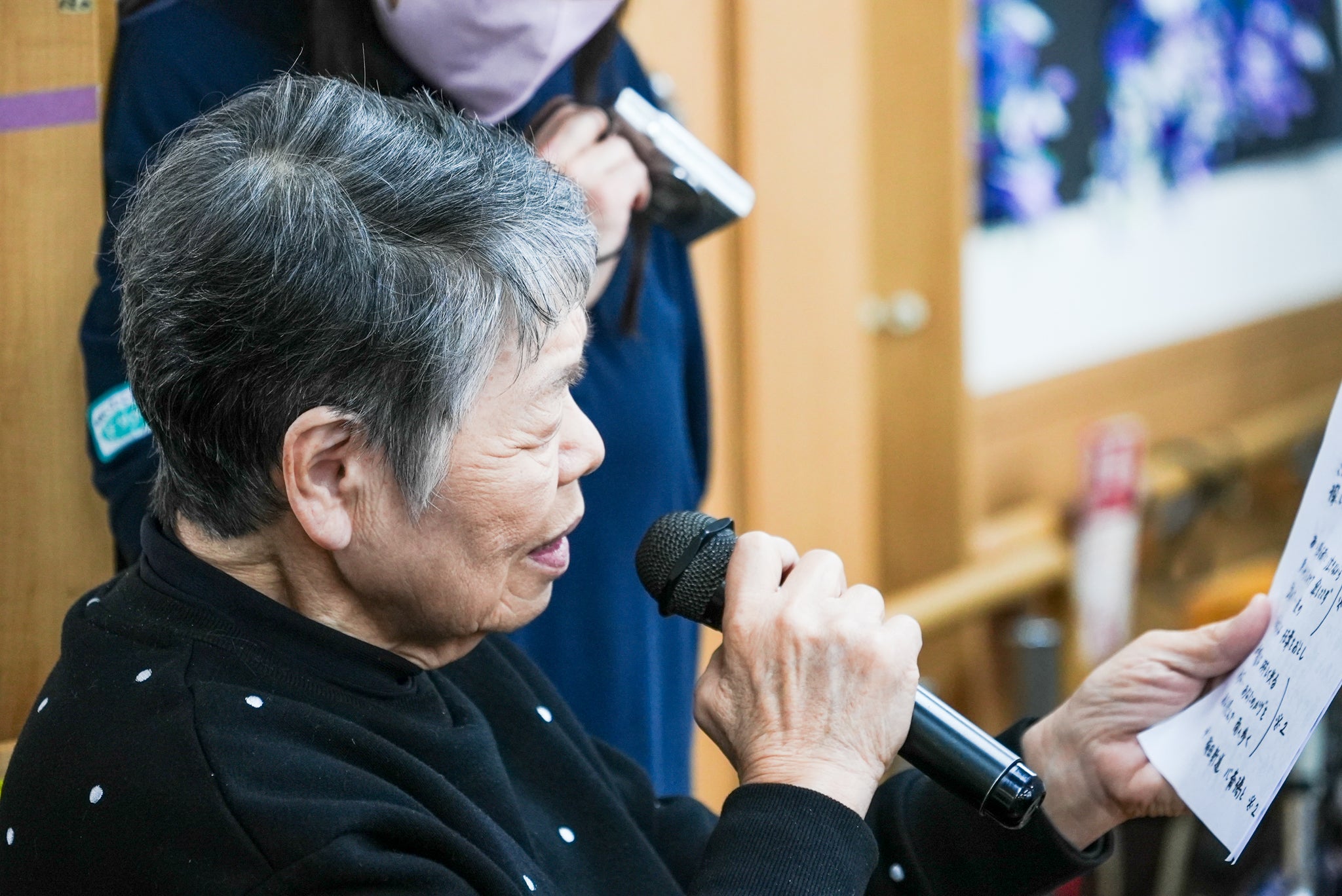 演奏にあわせて、マイクを手に歌を楽しまれる場面も