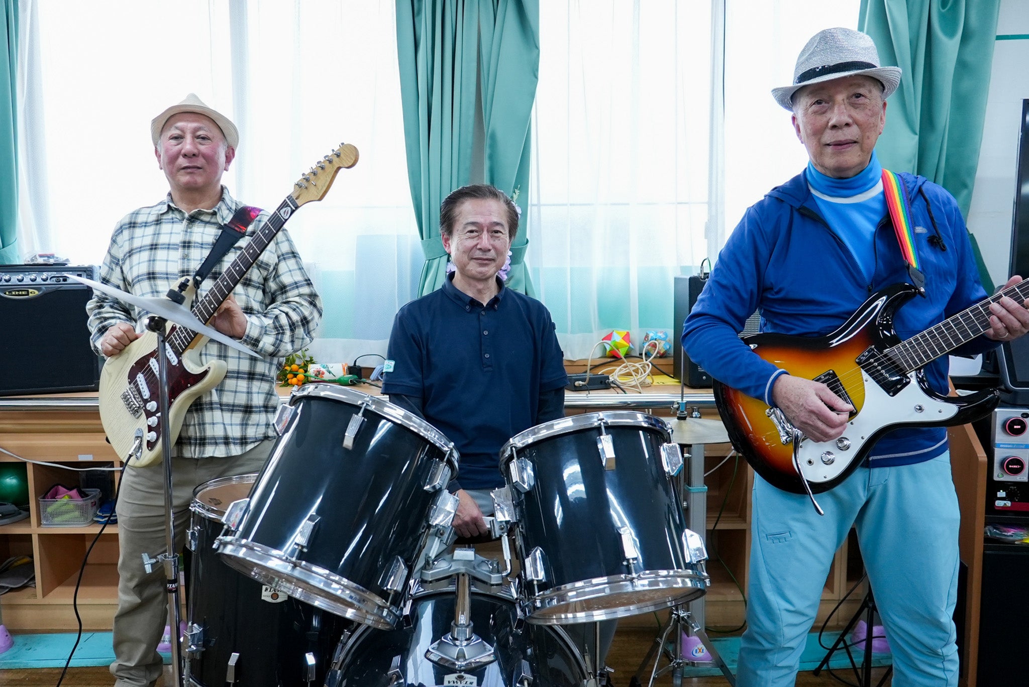 楽器を手にするバンドメンバーに！