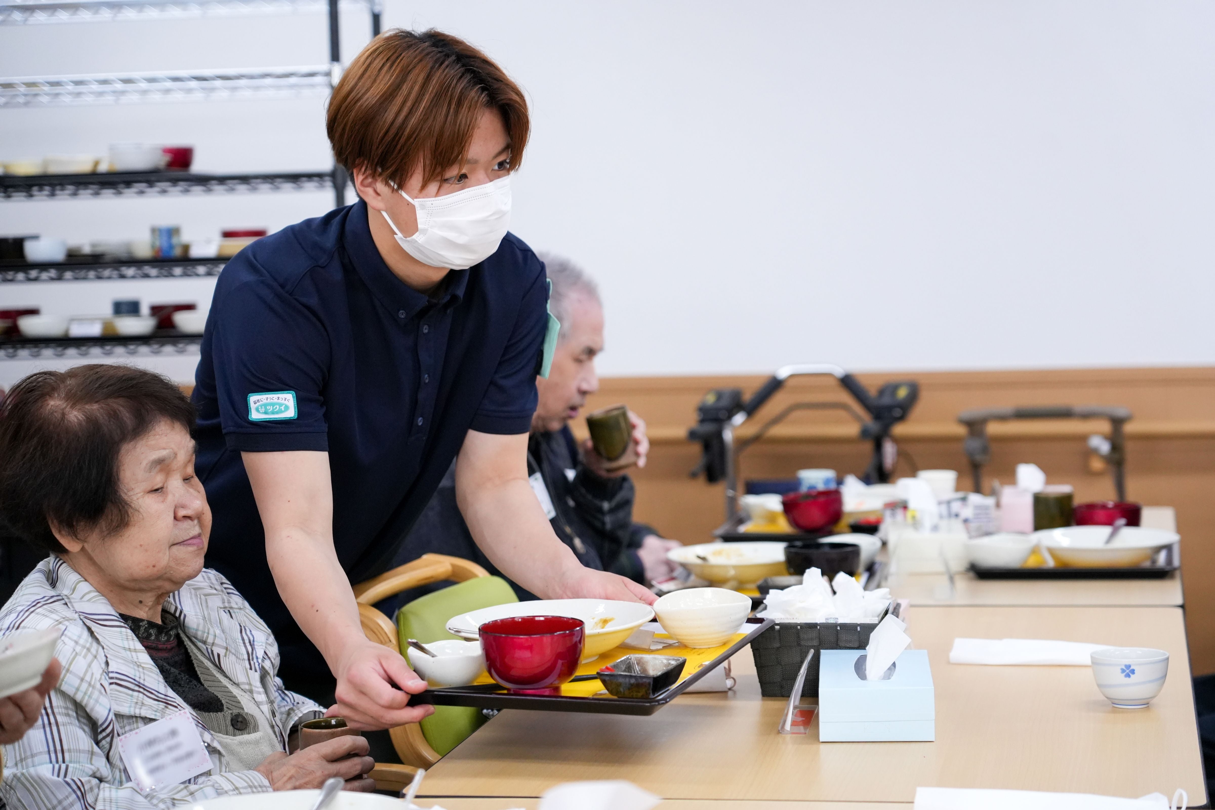 片付けの合間にも、お客様のご様子を見守るスタッフ
