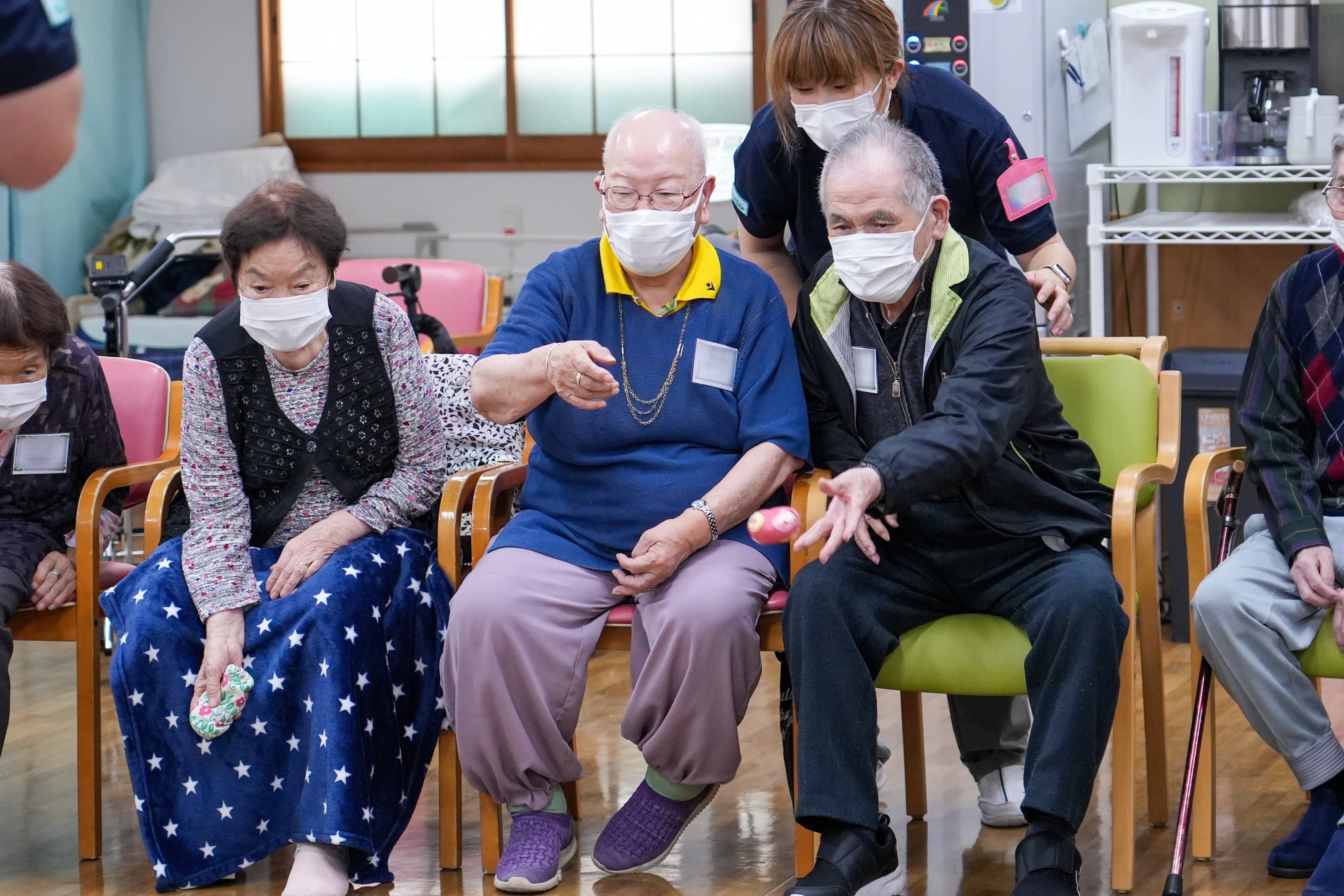 玉投げに夢中になるお客様の姿