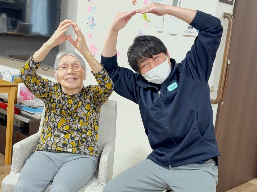 頭の上で大きな円をつくり、「うー、まんまる体操！」と元気にスタート