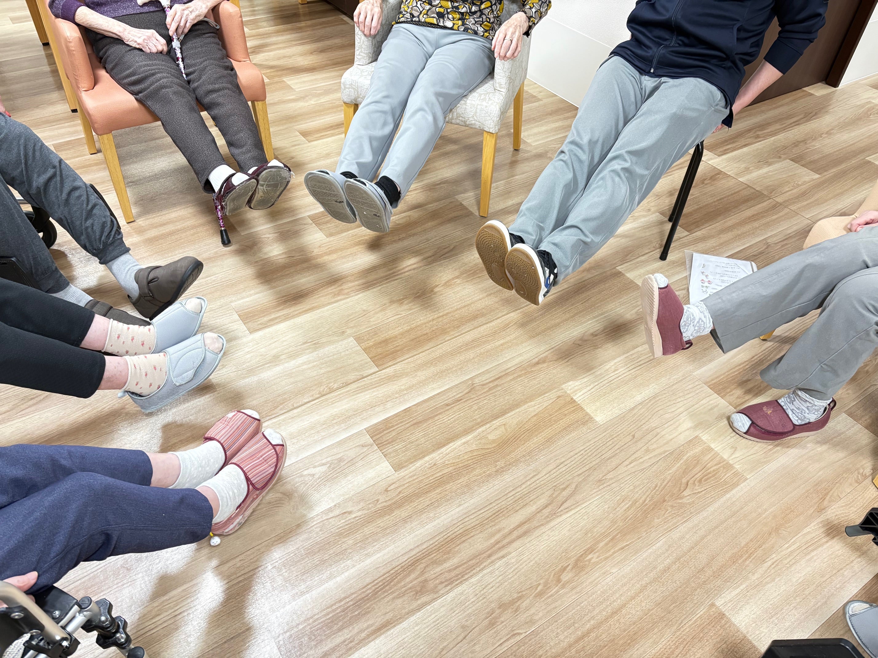お客様とスタッフが息を合わせ、みんなで楽しく体操に取り組んでいます