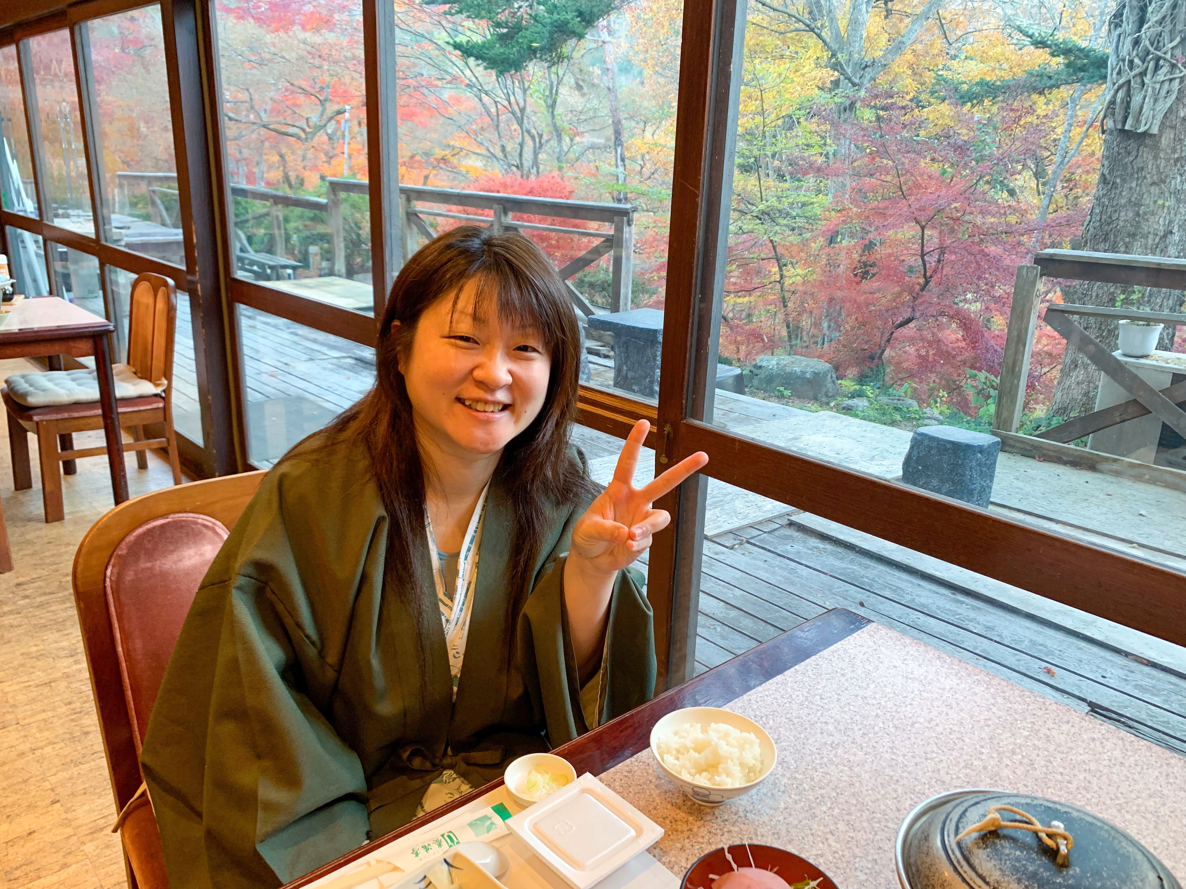 旅先で食事を楽しむ手嶋さん