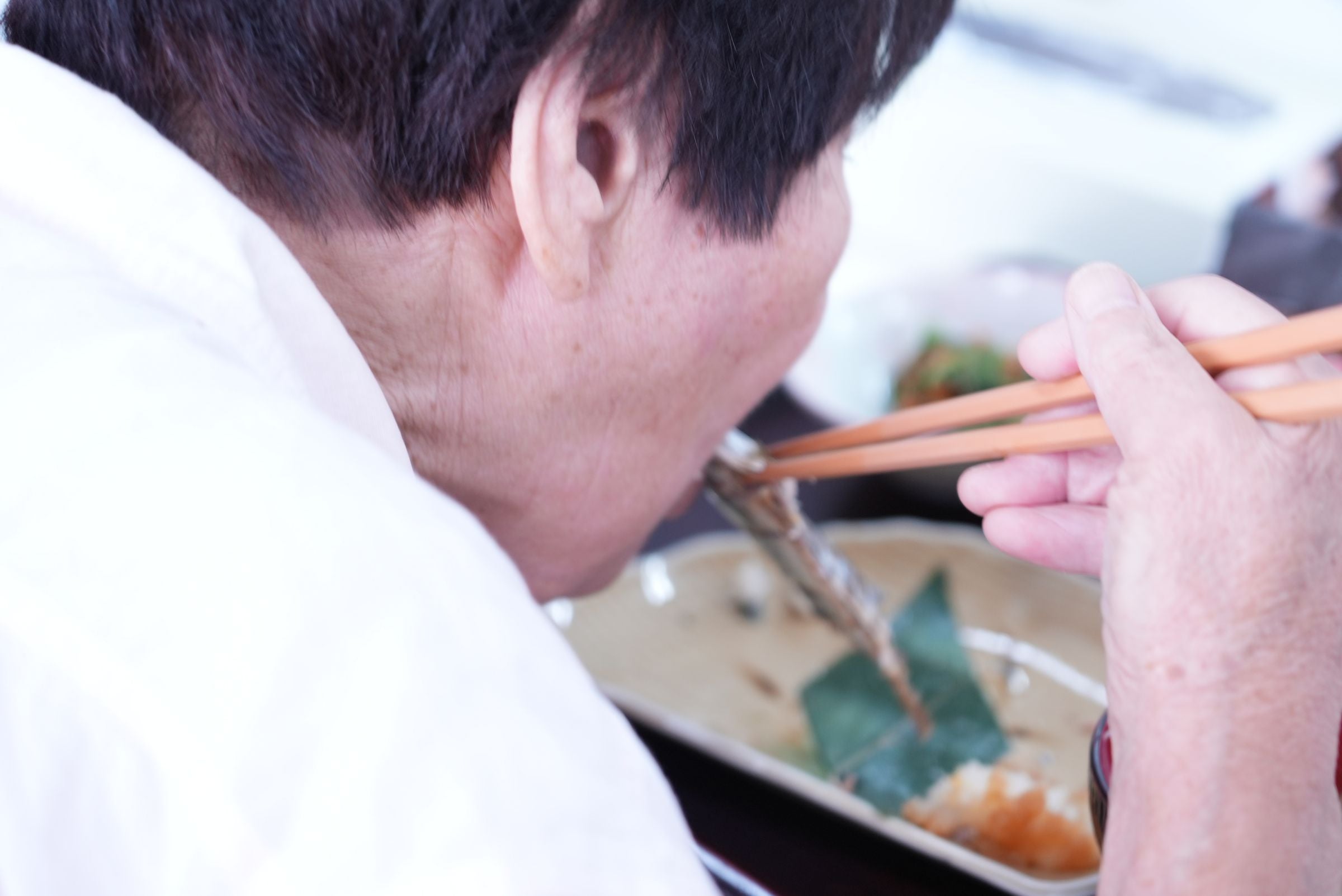 さんまを頭からがぶっと、かぶりつくお客様