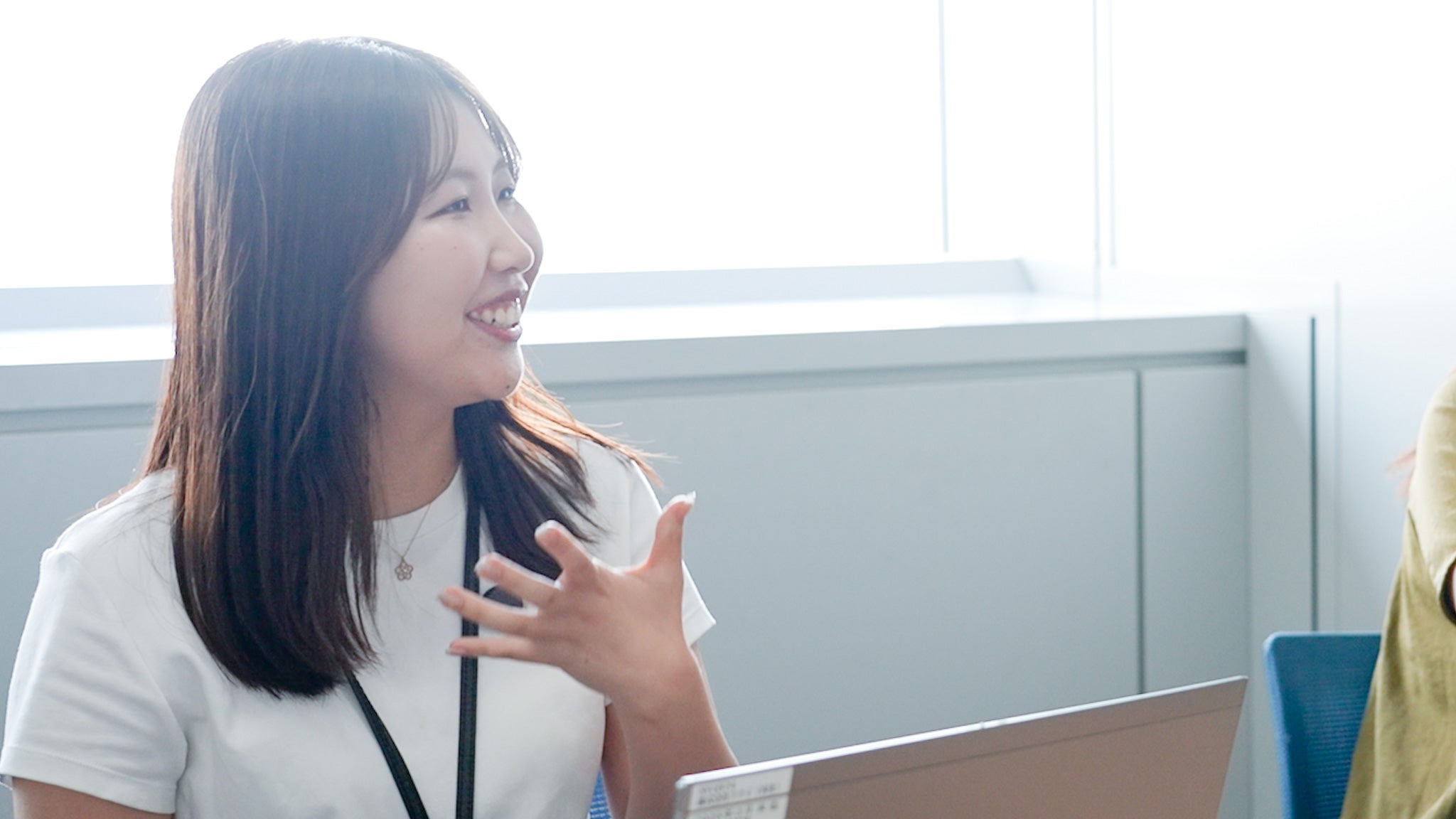 インタビュー中の石田さん - 話しやすい雰囲気が伝わります