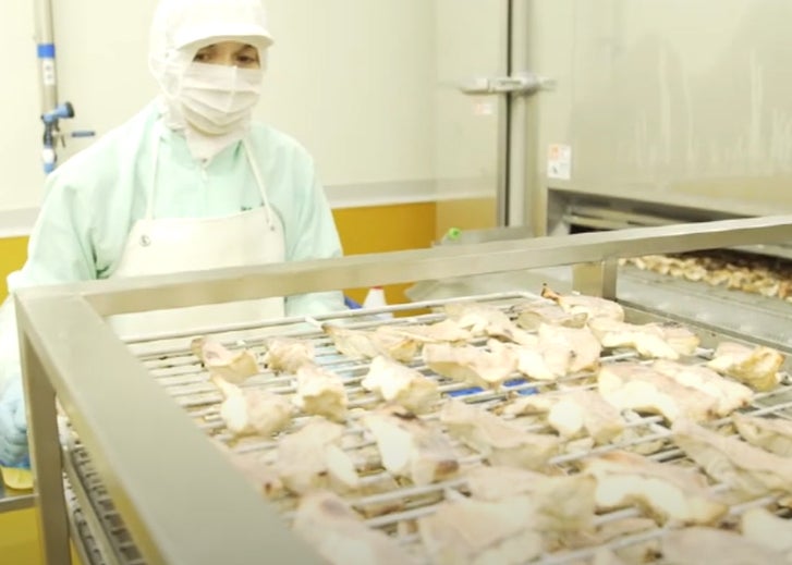 骨まで柔らかくなるよう、丁寧に加工