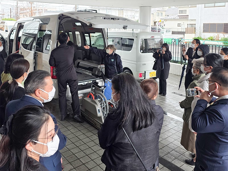 タイ代表団がツクイの事業所を視察_送迎車の説明
