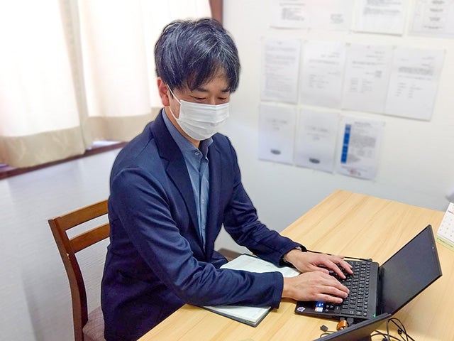 業務中の難波さん