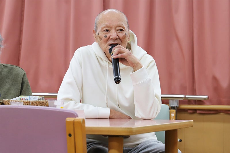 体操の中盤には、小松様の歌声に合わせて体を動かす時間が始まります