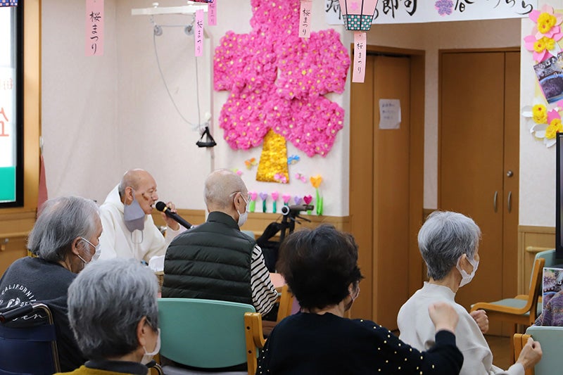 小松様の歌が、体操の時間に活気をもたらしています