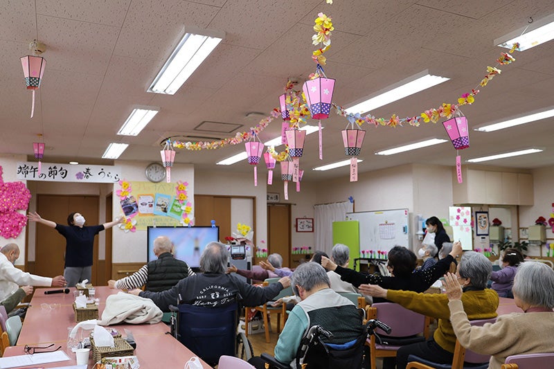 音楽に合わせて体操に取り組む、事業所内の様子