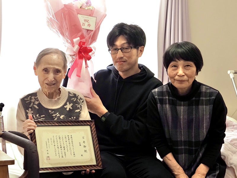 ご家族とともに、和やかな雰囲気の中での記念撮影