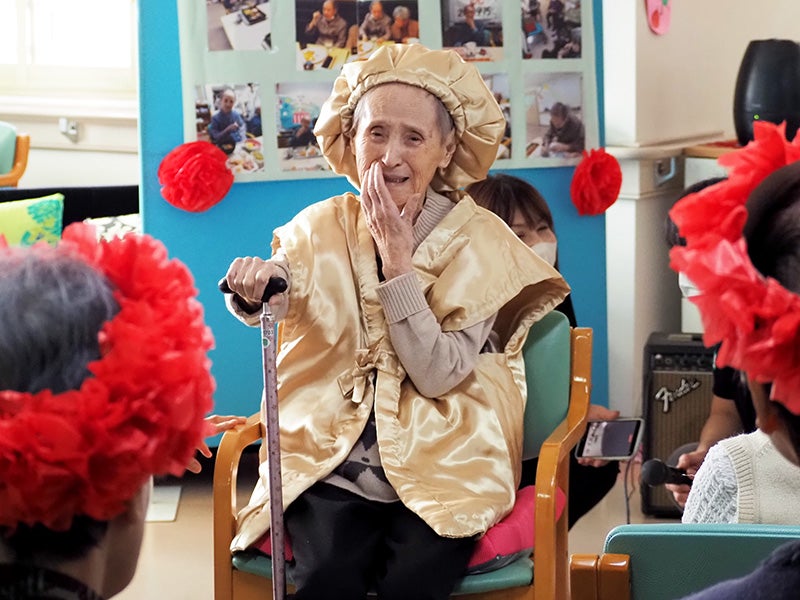 和子様を囲み、多くのお客様が集うにぎやかなひととき