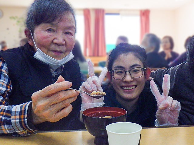 和やかな雰囲気の中でお茶を提供する村松さん（写真右）