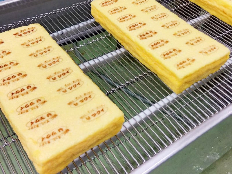 製造ラインに並ぶツクイ印の卵焼き
