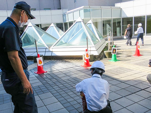 水消火器を使った初期消火訓練