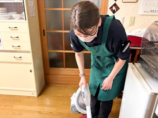 訪問介護の現場で支援をする江成さん