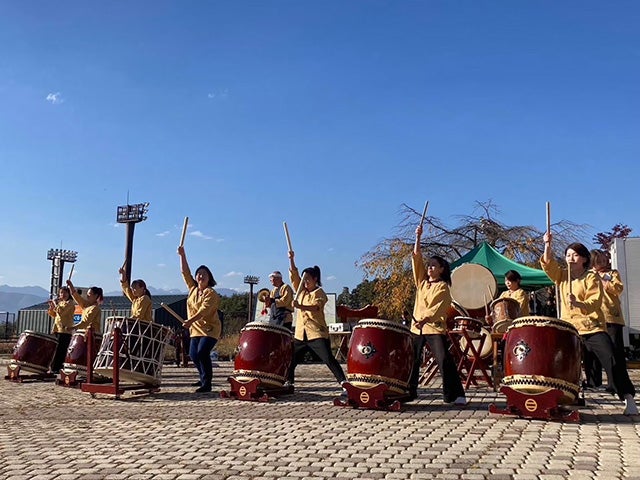 仲間と岡谷太鼓を披露している江成さん（写真一番右）