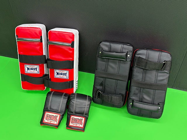 愛用しているキックボクシングのグローブとミット