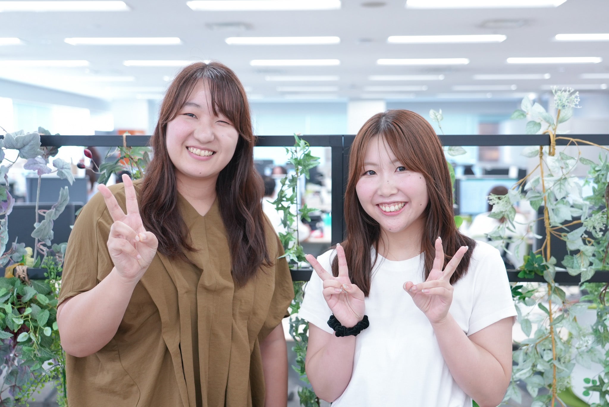 主幹メンバーの神保さん：人財戦略部（左）と有志メンバーの石田さん：人事部（右）