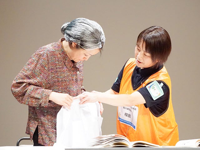 前掛けの更衣支援 （ツクイ旭川東　櫻田さん）