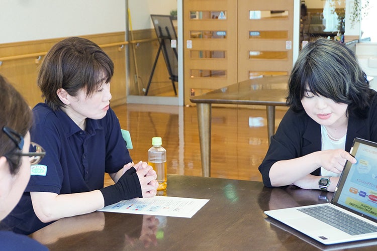 健康情報を紹介する秋國さん（写真右）