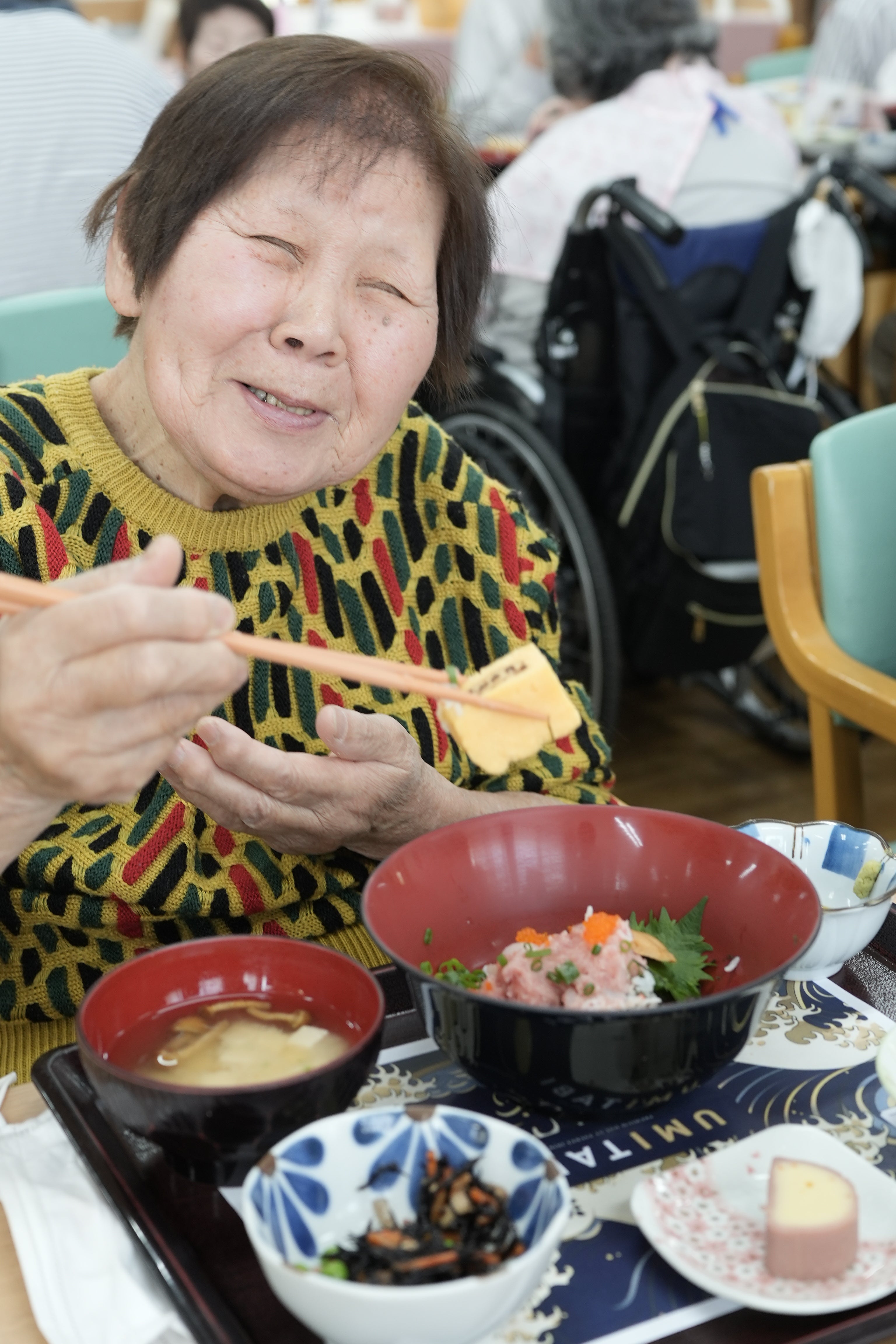 ツクイ印の卵焼きを楽しむお客様
