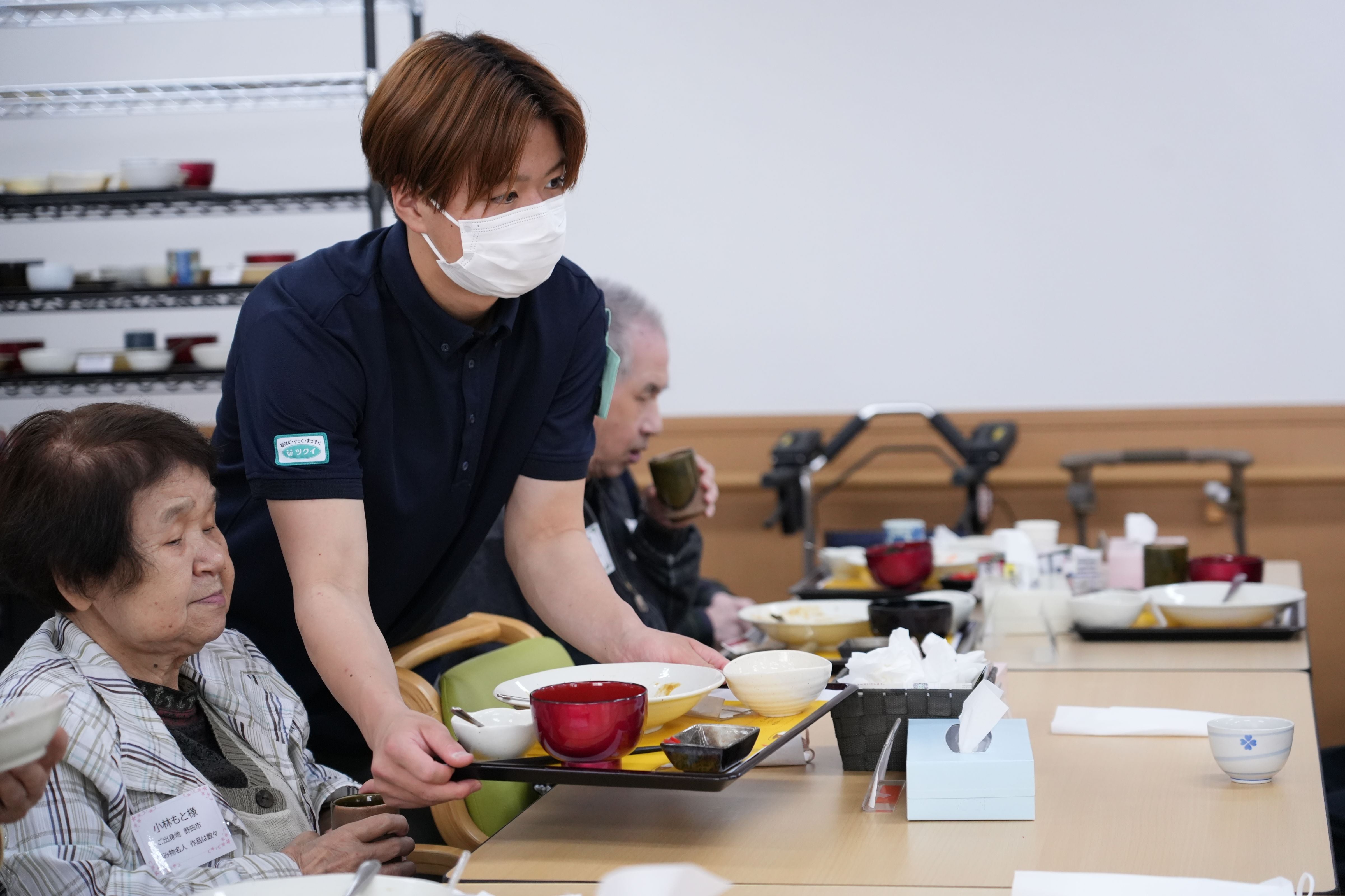 片付けの合間にも、お客様のご様子を見守るスタッフ