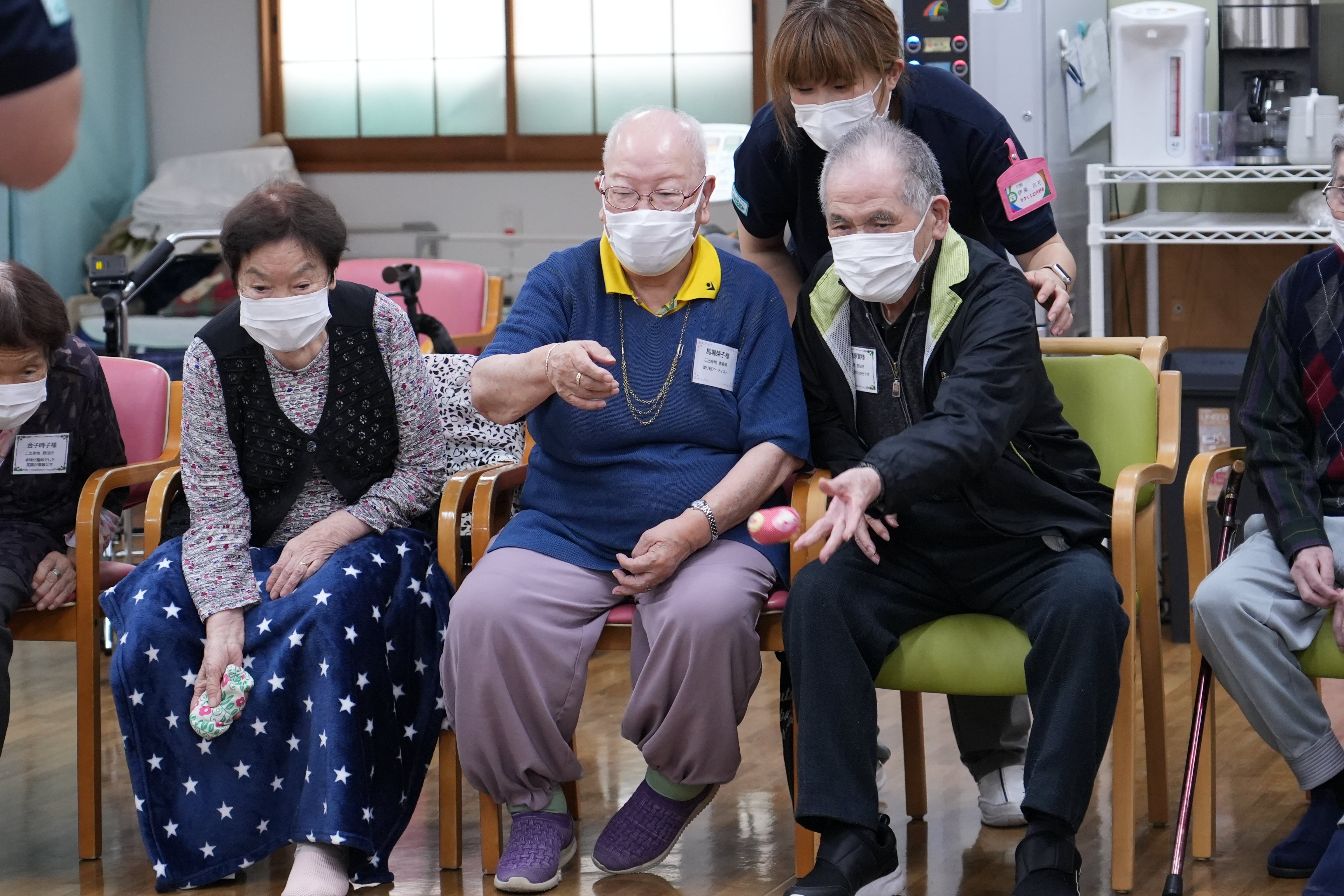 玉投げに夢中になるお客様の姿