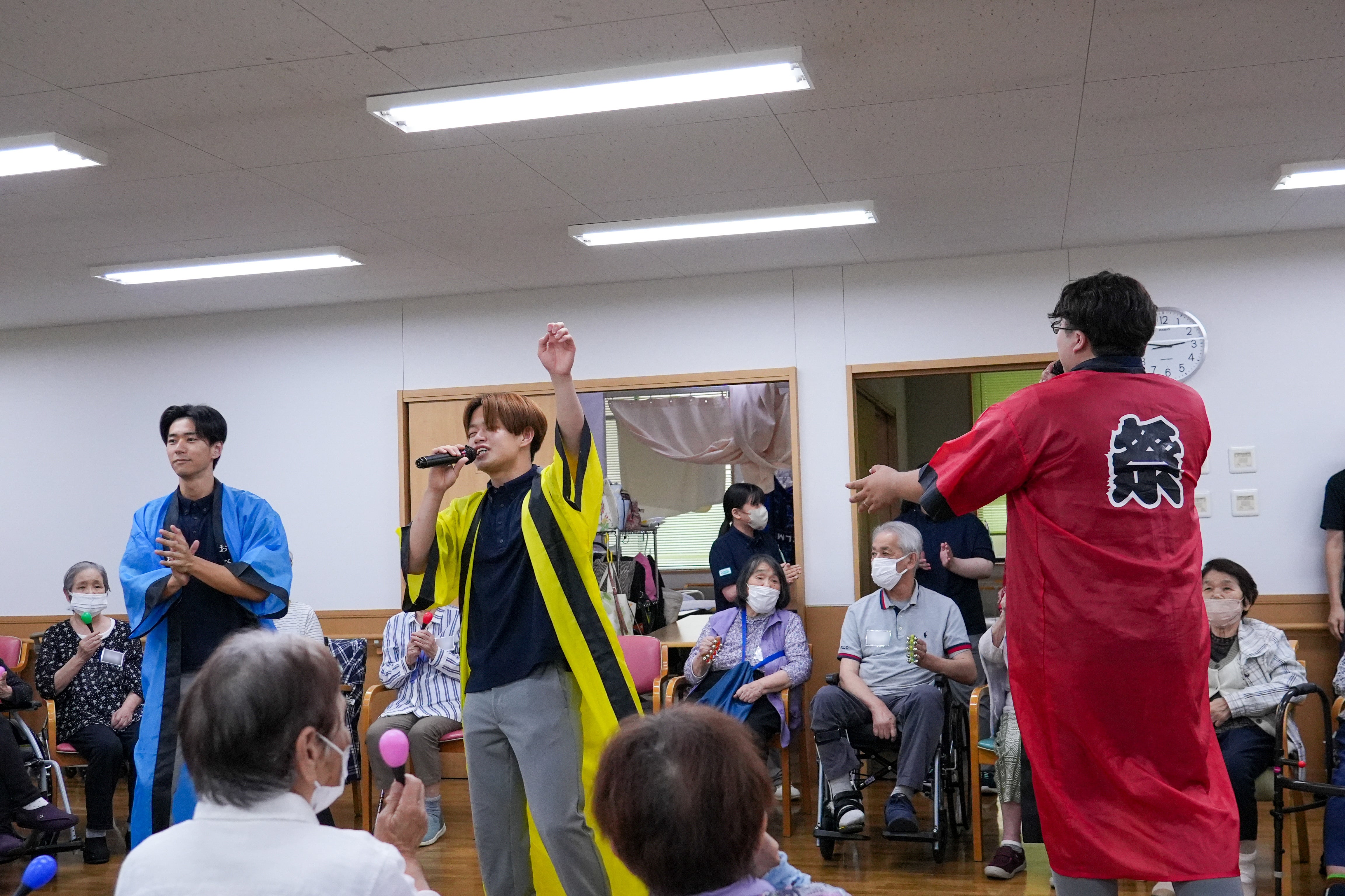 スタッフの熱唱に、その場は大いに盛り上がりました