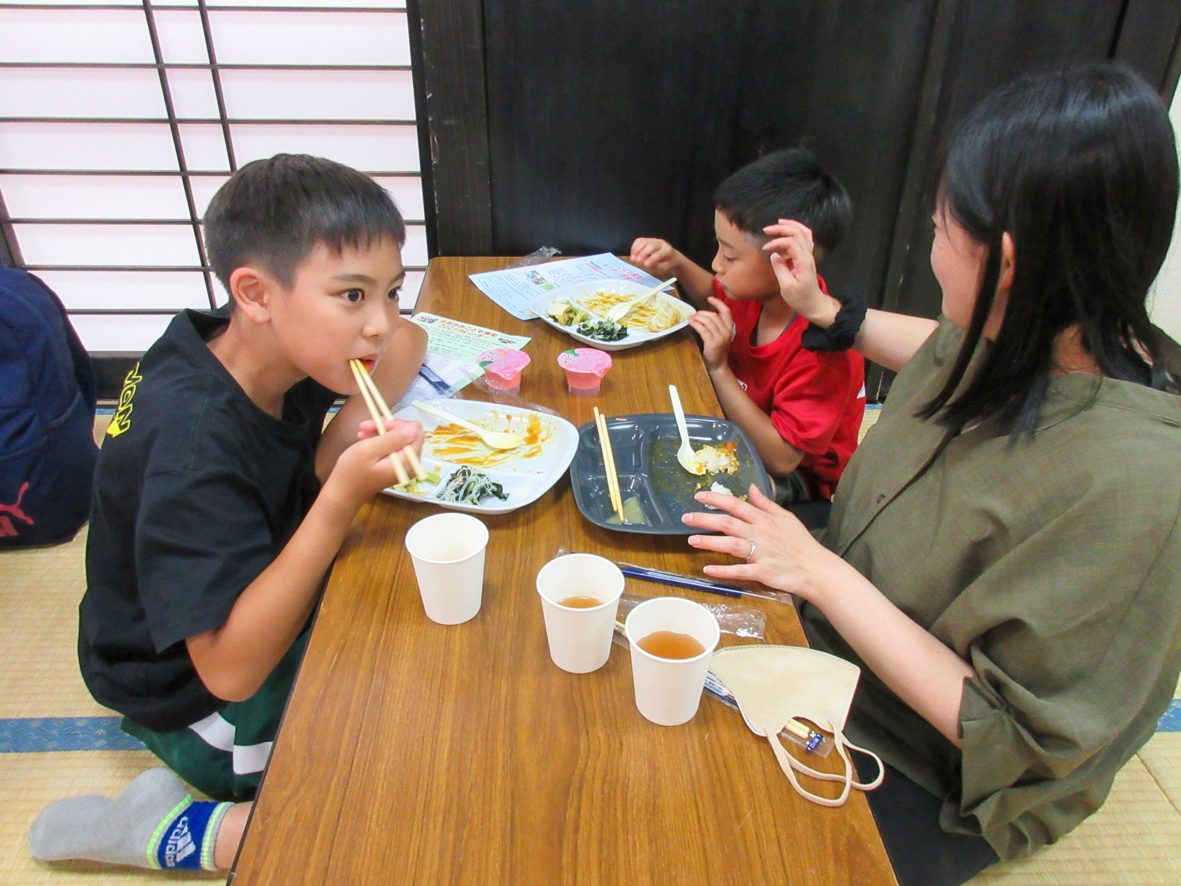 「おかわり!」の声が飛び交う座敷