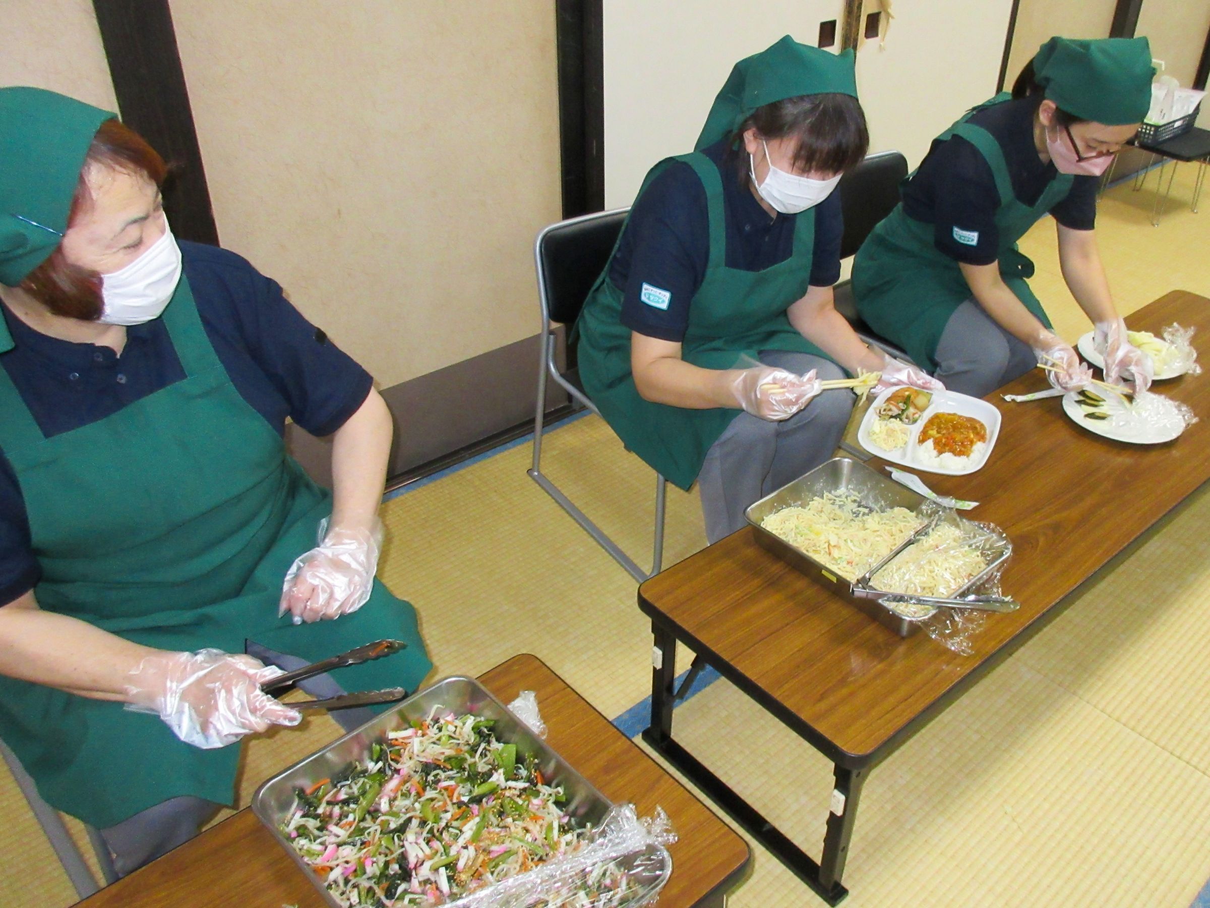活動中の様子・ツクイ北上の高橋さん(写真左)と高森さん(写真中)と高橋さん(写真右)