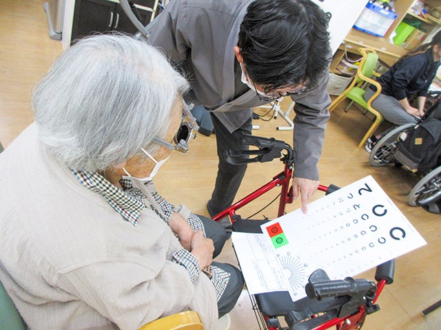 視力測定中の藤村様