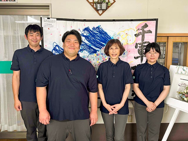 長廣さん(写真:左から2番目)を囲むツクイ合志のスタッフの皆さん