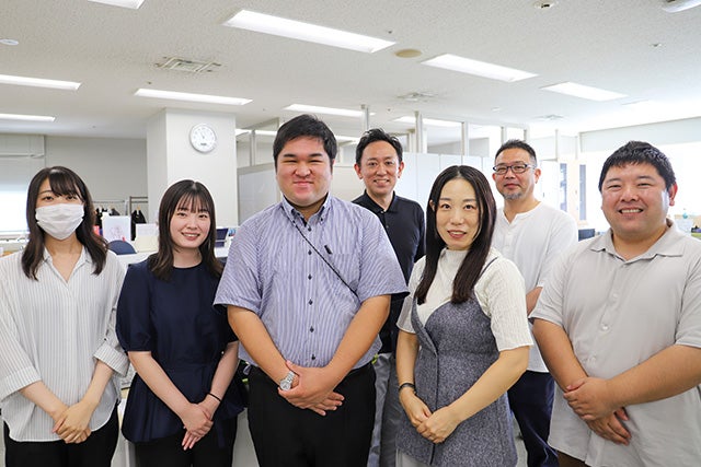 Grasolの福田さん(左から2番目)と森島さん(左から3番目)を囲う総務部のみなさん