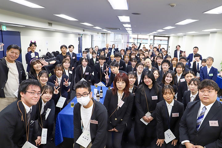 全国から集まった内定者の皆さん。笑顔があふれる一枚に!