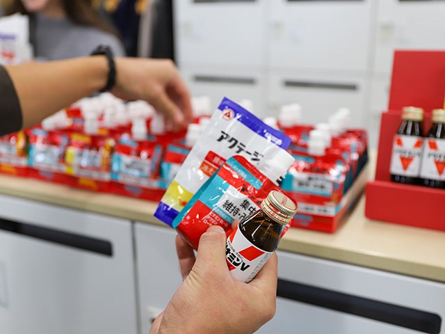 商品を手に取っていただきました