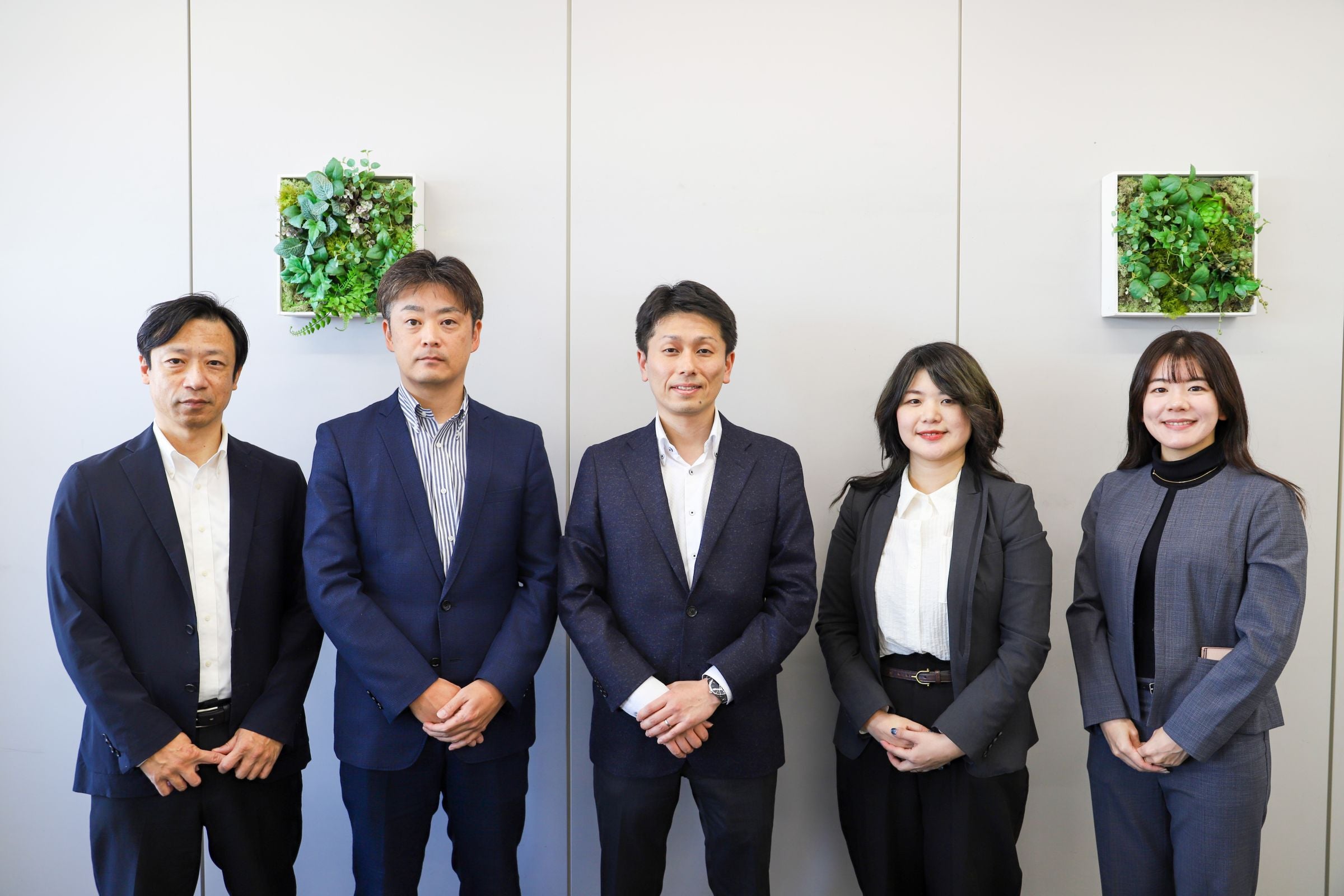 （写真左から）アリナミン製薬　野村、原田、上西、秋國、早川 