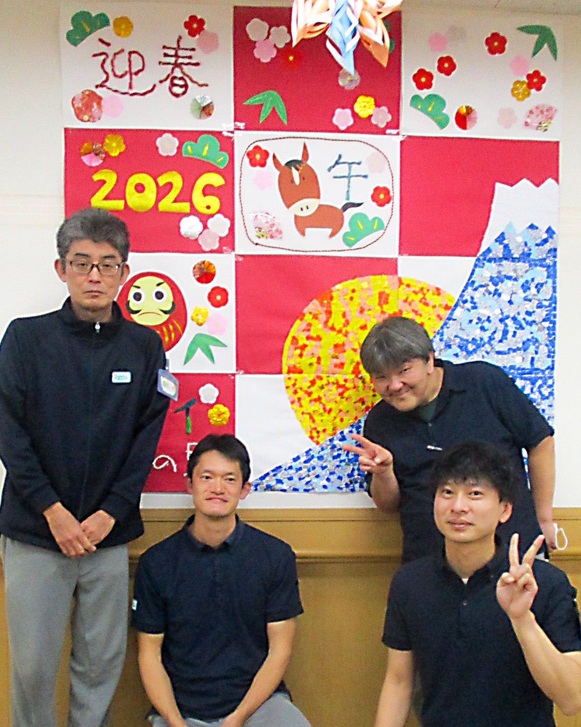 高橋さん（写真右下）とツクイもねの里のスタッフの皆さん