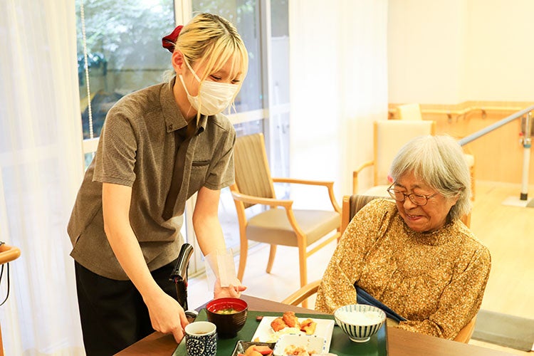 お客様一人ひとりに声を掛けながら配膳