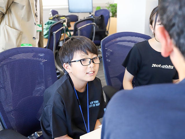 自ら質問する場面も見られ、興味津々な様子