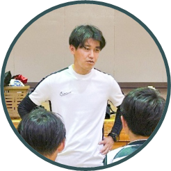 私生活では、子供たちにサッカーの楽しさを伝えながらリフレッシュしています
